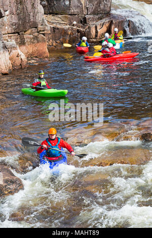 Gruppo di adolescenti formazione in kayak sul fiume Etive Falls, Glencoe, Highlands scozzesi, Scotland, Regno Unito in Marzo Foto Stock