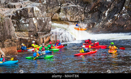 Gruppo di adolescenti formazione in kayak sul fiume Etive Falls, Glencoe, Highlands scozzesi, Scotland, Regno Unito in Marzo Foto Stock