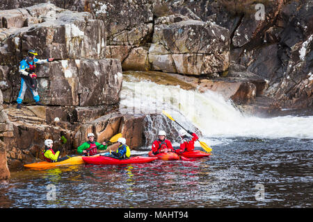 Gruppo di adolescenti formazione in kayak sul fiume Etive Falls, Glencoe, Highlands scozzesi, Scotland, Regno Unito in Marzo Foto Stock