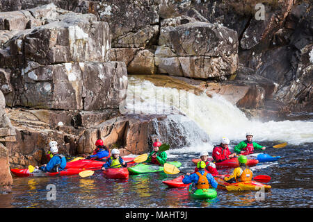 Gruppo di adolescenti formazione in kayak sul fiume Etive Falls, Glencoe, Highlands scozzesi, Scotland, Regno Unito in Marzo Foto Stock