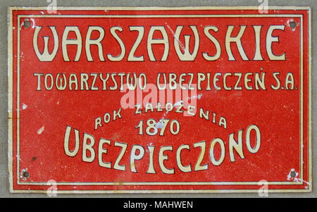 Premuto firemark stagno per Warszawskie Towarzystwo Ubezpieczen Spolka Akcyjna a Varsavia in Polonia che mostra solo il nome della società in rilievo scritta bianca su sfondo rosso Titolo: Fire mark per Warszawskie Towarzystwo Ubezpieczen Spolka Akcyjna a Varsavia in Polonia . dopo il 1870. Foto Stock