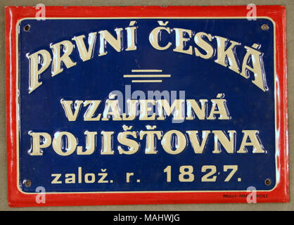 Premuto lo stagno di fuoco per mark Prvni Ceska Pojistovna Vzajemna a Praga e la Cecoslovacchia che mostra il nome della società in crema sollevata di scritte su sfondo blu con bordo rosso Titolo: Fire mark per Prvni Ceska Pojistovna Vzajemna a Praga, Cecoslovacchia . dopo il 1827. Foto Stock