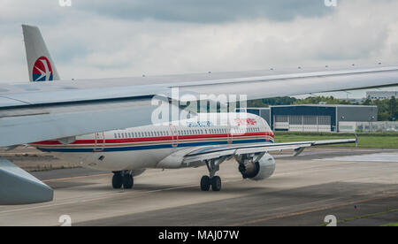 China Eastern aereo di linea sulla pista in attesa di liquidazione per il decollo con il piano è ala dietro di essa Foto Stock