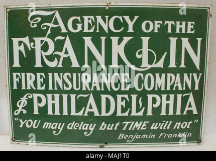 Verde in acciaio smaltato segno del commercio con la scritta bianca pubblicità Franklin Fire Insurance Company di Philadelphia Titolo: Commercio segno per Franklin Fire Insurance Company, Philadelphia . dopo il 1890. Foto Stock