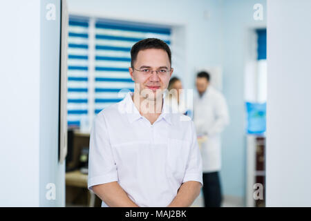 Ritratto di amichevole maschio medico sorridente Foto Stock