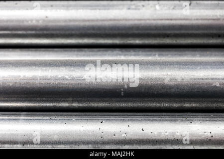 In prossimità della sezione di tubi in acciaio impilati uno sull'altro/texture di sfondo metallico Foto Stock