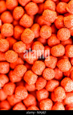 Close up Berry sapore suet pellets utilizzati come alimenti per uccelli Foto Stock