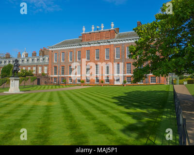 Vista di Kensington Palace, la residenza reale è situato nel quartiere di Kensington Gardens con una statua di re Guglielmo III a Londra in una giornata di sole. Foto Stock