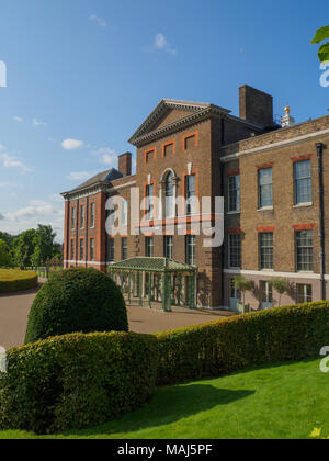 Vista di Kensington Palace, la residenza reale è situato nel quartiere di Kensington Gardens a Londra in una giornata di sole. Foto Stock