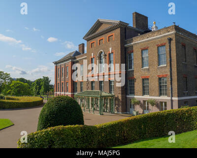 Vista di Kensington Palace, la residenza reale è situato nel quartiere di Kensington Gardens a Londra in una giornata di sole. Foto Stock