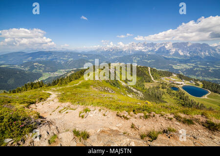 Vista dal sentiero escursionistico dalla montagna Reiteralm per Gasselhoehe al lago e distante la gamma della montagna Dachstein in Austria Foto Stock