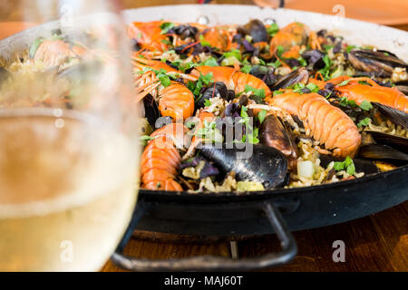 In casa spagnolo paella di frutti di mare con gamberi Cozze e ?rayfish Foto Stock