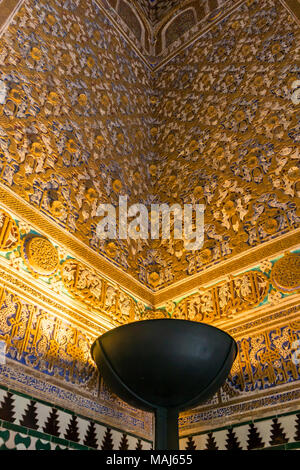 Dettaglio della parete/ decorazioni all'interno del Real Alcazar Royal Palace (Reales Alcázares de Sevilla) nella città spagnola di Siviglia, in Andalusia, Spagna Foto Stock