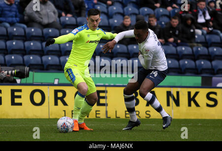 Derby County's Tom Lawrence e Preston North End di Darnell Fisher battaglia per la sfera durante la gara di campionato a Deepdale, Preston. Foto Stock