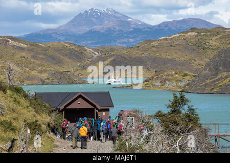 Gli escursionisti in attesa di Hielos Patagonicos, gite in barca sul Lago Pehoe, Parco Nazionale Torres del Paine, Patagonia, Cile Foto Stock