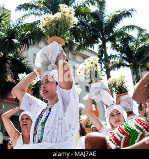 Campinas SP, Brasile - 1 Aprile 2018: practicioners di afro-brasiliano religioni eseguire una purificazione rituale durante le cerimonie pasquali Foto Stock