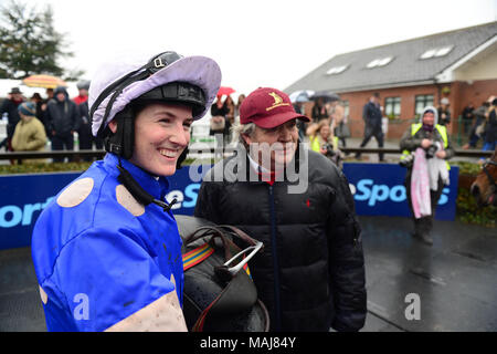 Western Righello Mouse trainer Morris e jockey Rachael Blackmore dopo aver vinto il casale alimenti novizio Handicap Hurdle durante BoyleSports Irish Grand Giornata nazionale del 2018 Festival di Pasqua a Fairyhouse Racecourse, Ratoath, Co. Contea di Meath. Foto Stock