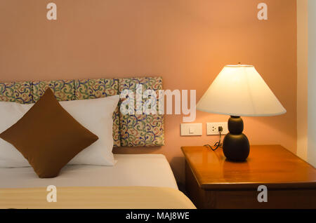 Colorato e moderno design della camera da letto con la lampada sul lato tavolo Foto Stock