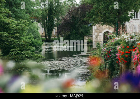 Un lago nella città di Chablis, una vista del parco della città. Luglio 23, 2017 Foto Stock