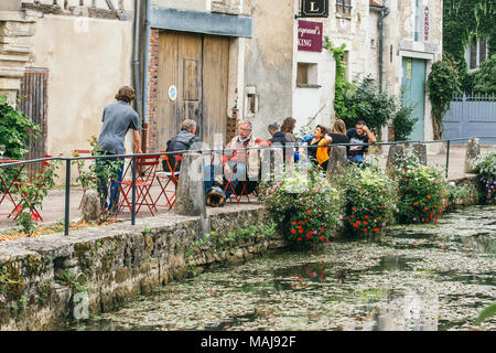 La città medievale di Chablis in Francia.i turisti seduti ai tavoli street cafe'. Una antica regione dei vini. Luglio 23, 2017 Foto Stock