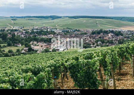 Vista della città di Chablis, regione viticola in Francia centrale (nord di Borgogna) Foto Stock