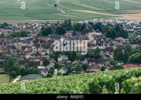 Vista della città di Chablis, regione viticola in Francia centrale (nord di Borgogna) Luglio 23, 2017 Foto Stock