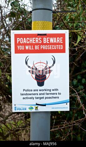 Anti bracconaggio cervi segni di campagna in Shropshire campagna, chiedendo al pubblico di relazione di cervi e di caccia a ovest di polizia mercia Foto Stock