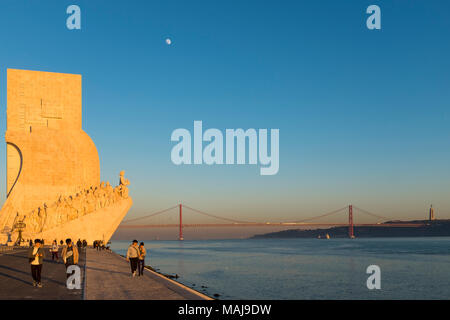 Lisbona, Portogallo - 10 Gennaio 2017: turisti godendo del tramonto vicino al Monumento alle Scoperte (Padrao dos Descobrimentos) nella città di Lisb Foto Stock