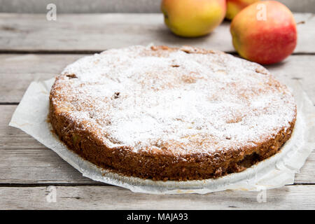 La torta di mele con tutta la farina di grano su un sfondo di legno. concetto di mangiare sano. Foto Stock