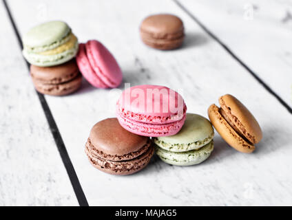 Deliziosi amaretti o macaron biscotti su un tablet. Pausa caffè scena con colorati macarons e messa a fuoco selettiva. Foto Stock