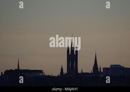 Marischal College, Vittoriano torre gotica stagliano al tramonto. Aberdeen, Scozia, Regno Unito. Marzo 2018. Foto Stock