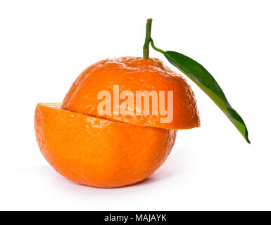 Fresche e succose arance con foglia, isolati su sfondo bianco. Frutta di arancia, mangiare sano. Foto Stock