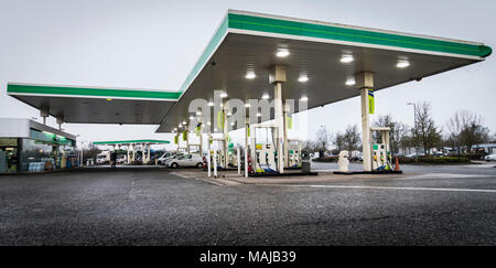 Una stazione di benzina all'interno di una stazione di servizio autostradale dieasel vendita e combustibili benzina Foto Stock