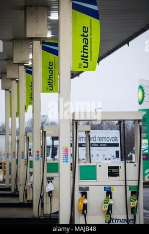 Una stazione di benzina all'interno di una stazione di servizio autostradale dieasel vendita e combustibili benzina Foto Stock