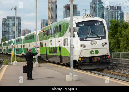 La foto di un andare con il treno alla stazione di West Toronto. Foto Stock