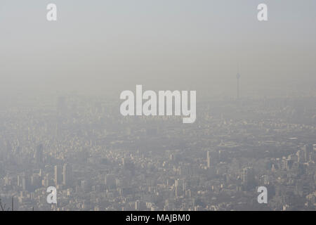 Vista aerea della città di Teheran dal lato montagne, aria inquinata skyline. Foto Stock