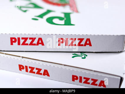 Scatole per pizza o scatole di consegna, isolato su sfondo bianco. Confezione per pizza, close-up shot. Foto Stock