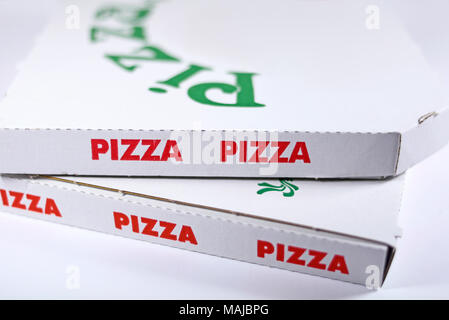 Scatole per pizza o scatole di consegna, isolato su sfondo bianco. Confezione per pizza, close-up shot. Foto Stock