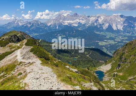 Sentiero escursionistico dalla montagna di Gasselhoehe Rippetegg con vista aerea di laghi blu e distante la gamma della montagna Dachstein Foto Stock