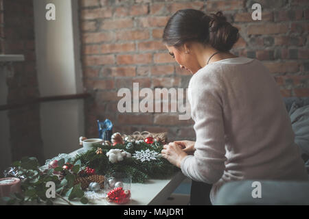 Bella Donna fare decorazioni di Natale a casa Foto Stock