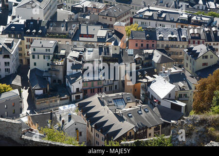 Una vista della città svizzera di Sion, visto dalla collina basilica Notre Dame de Valère, in alto la valle del Rodano, canton Vallese, Svizzera. Foto Stock