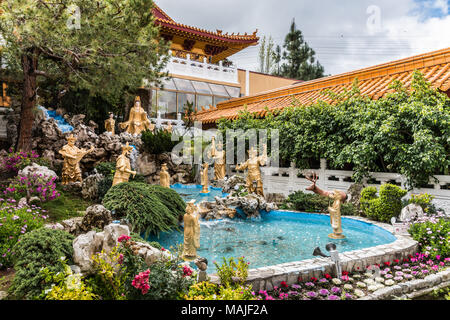 Hacienda Heights, CA, Stati Uniti d'America - 23 Marzo 2018: Avalokitesvara, Guanyin, giardino con statue dorate di quattro re celeste e il Drago signori di fo Foto Stock