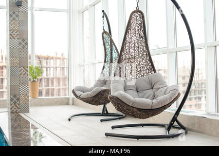 Moderno hanging sedie a sdraio Foto Stock