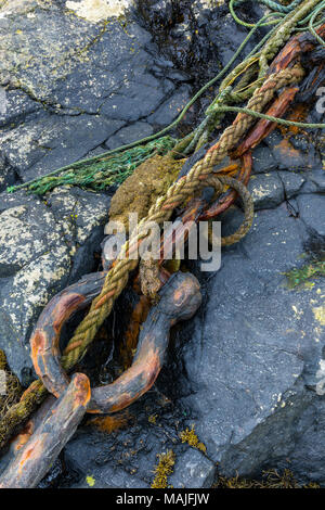 Un arrugginito e corroso vecchio grillo nautico e marittimo della catena di ormeggio. elementi di nautica e meteo worm di attracco e di ormeggio di funi e cavi e affronta il problema. Foto Stock