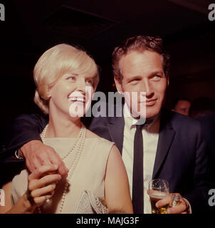 PAUL NEWMAN (1925-2008) attore americano con la moglie Joanne Woodward circa 1961 Foto Stock