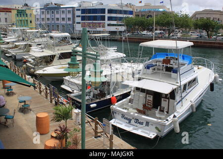 Per il noleggio: Deep Sea barche da pesca ormeggiate fianco a fianco nella Costituzione River, Bridgetown, Barbados, Caraibi, BARBADOS, Peter Grant Foto Stock