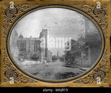 Strada di oliva guardando ad est dalla quindicesima Street verso il pubblico di alta scuola. Molti alberi sono piantati a fianco della strada e altri edifici può essere visto accanto alla scuola. Un campanile che si erge al di sopra di più architettura in distanza. Lungo la parte inferiore del daguerreotype è una iscrizione che è parzialmente coperto dal suo telaio, ma 'High School, St. Louis, Mo.' può essere letto. Titolo: Public High School, Oliva Street guardando ad est dalla quindicesima Street. . 1856. Thomas M. Orientale Foto Stock