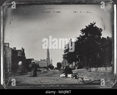 Una donna con un ombrellone passeggiate attraverso Ninth Street mentre un uomo in un top hat e ciò che appare essere un funzionario di polizia a sedersi su una cassa in strada. La guglia di ciò che potrebbe essere una chiesa sorge in background lungo la strada. "Nona Street, San Luigi, Mo.' è inscritto lungo il bordo inferiore del daguerreotype. Titolo: nona strada guardando a nord da Chestnut Street. Scritto: 'Ninth Street, St. Louis, Mo.' . 1852. Thomas M. Orientale Foto Stock