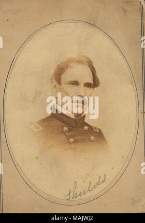 Busto ritratto di un uomo in uniforme. 'Shields' (scritta sull'immagine). 'Gen. Le protezioni Jos. O'Neil Coll. Archivi - MHS." (scritta sul lato inverso). Le protezioni è stata una Unione generale dall' Irlanda che quasi duellato Abraham Lincoln prima della guerra e più tardi divenne un senatore del Missouri. Titolo: James Shields, Generale (unione). . Tra il 1861 e il 1865. Foto Stock