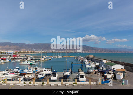 Puerto de Roquetas de Mar Costa de Almería in Andalucia Spagna con le barche nel porto Foto Stock